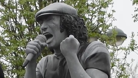 A BRIAN JOHNSON LE PONEN UNA ESTATUA EN BÉLGICA