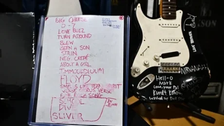 UNA FENDER DESTROZADA POR KURT COBAIN SE VENDIÓ POR MEDIO MILLONES DE EUROS