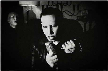 MARILYN MANSON SALE DE LA OSCURIDAD Y ANUNCIA NUEVAS CANCIONES