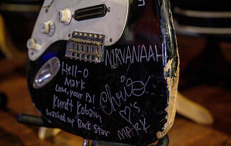 UNA FENDER DESTROZADA POR KURT COBAIN SE VENDIÓ POR MEDIO MILLONES DE EUROS