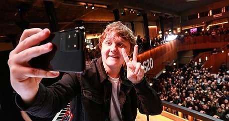 LEWIS CAPALDI SUSPENDE CONCIERTOS POR TEMOR A UN NUEVO ATAQUE A SU SALUD MENTAL