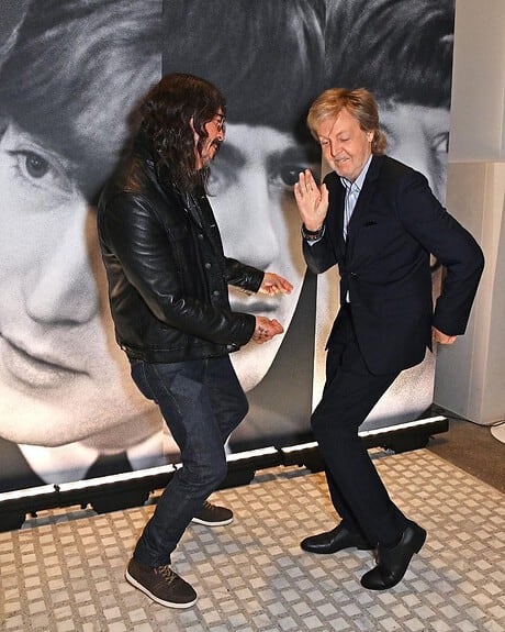 PAUL MC CARTNEY BAILO CON DAVE GROHL EN LA SU EXPOSICIÓN