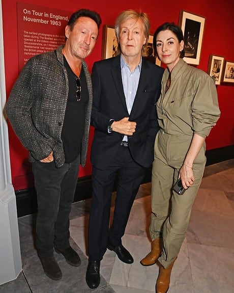 PAUL MC CARTNEY BAILO CON DAVE GROHL EN LA SU EXPOSICIÓN