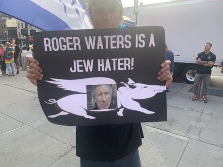 EN TORONTO: "¡OYE ROGER : DÉJANOS EN PAZ A LOS JUDÍOS "