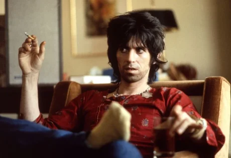 RONNIE WOOD CUENTA COMO KEITH RICHARDS LE APUNTÓ CON UNA PISTOLA