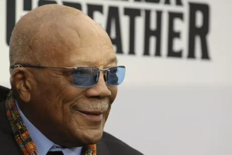 QUINCE JONES CASI LE ENVENENAN CON UNA COMIDA EN MAL ESTADO