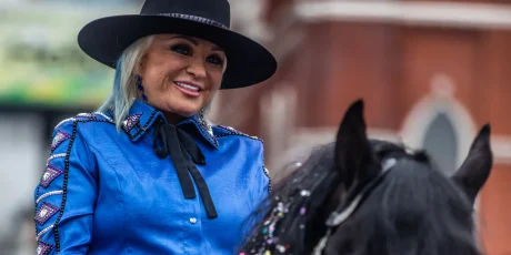 TANYA TUCKER ENTRÓ A CABALLO EN EL GRAND OLE OPRY DE NASVILLE