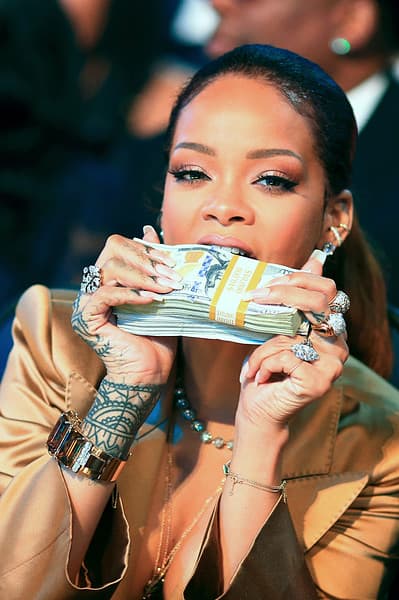 RIHANNA , LA MUJER MÁS RICA DE LA MÚSICA, MÁS QUE BEYONCE Y TAYLOR SWIFT