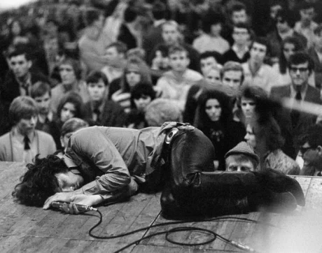 ROBERT PLANT Y JIMMY PAGE ACUSARON A JIM MORRISON DE QUE SE REÍA DEL PÚBLICO