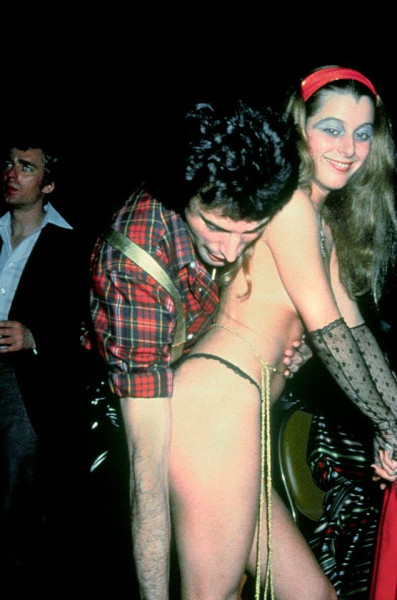 EL DIA QUE FREDDIE MERCURY ESNIFÓ EN LA CALVA DE UN ENANO HERMAFRODITA