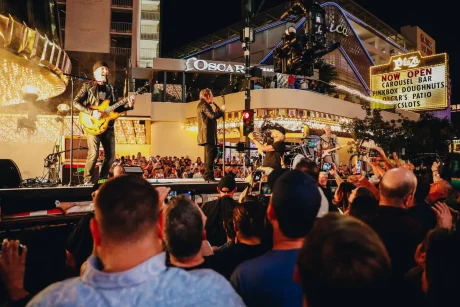 U2 PRESENTARON SU NUEVO TEMA "ATOMIC CITY" EN LAS VEGAS