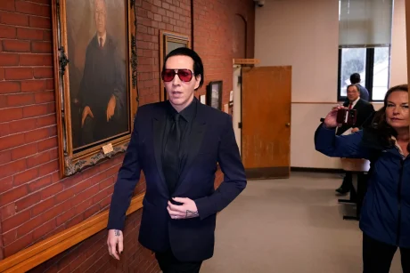 MARILYN MANSON, CONDENADO POR ESCUPIR Y LLENAR DE MOCOS A UNA FOTÓGRAFA