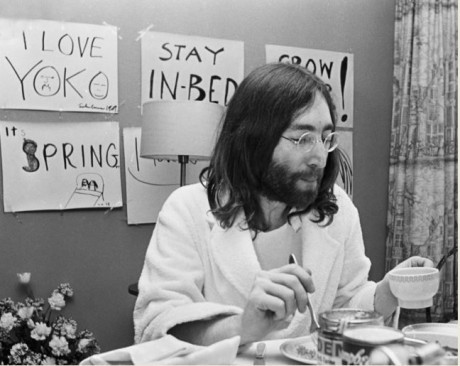SE SUBASTA MATERIAL DE LA "BED PEACE" DE LENNON Y YOKO EN AMSTERDAM