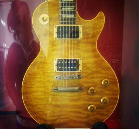 LA VIEJA LES PAUL DE SLASH VALE UN MILLÓN DE DÓLARES