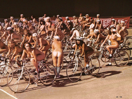 UNA ORGÍA Y UNA CARRERA DE 65 CHICAS DESNUDAS PARA EL ÁLBUM "JAZZ" DE QUEEN