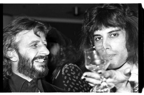 JOHN LENNON ERA LA ÚNICA PERSONA QUE LE HUBIERA GUSTADO CONOCER A FREDDIE MERCURY