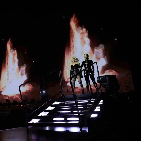 MADONNA ARRANCA "CELEBRATION TOUR", SIN MÚSICOS, TODO ENLATADO, SÓLO BAILARINES