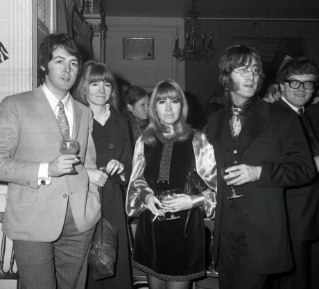 PARA CHYNTIA LENNON , SIN PAUL MC CARTNEY , JOHN NO HUBIERA LLEGADO NUNCA A NADA.