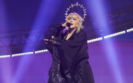 MADONNA ARRANCA "CELEBRATION TOUR" , SIN MÚSICOS, TODO ENLATADO, SÓLO BAILARINES