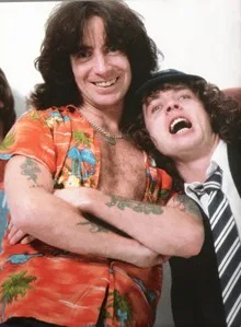 ANGUS YOUNG RECUERDA QUE BON SCOTT ERA UN GRAN LETRISTA MUY SUBESTIMADO