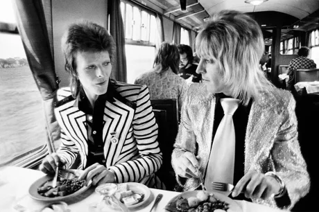 DAVID BOWIE LLEGÓ A TENER CELOS DE SU GUITARRISTA MICK RONSON
